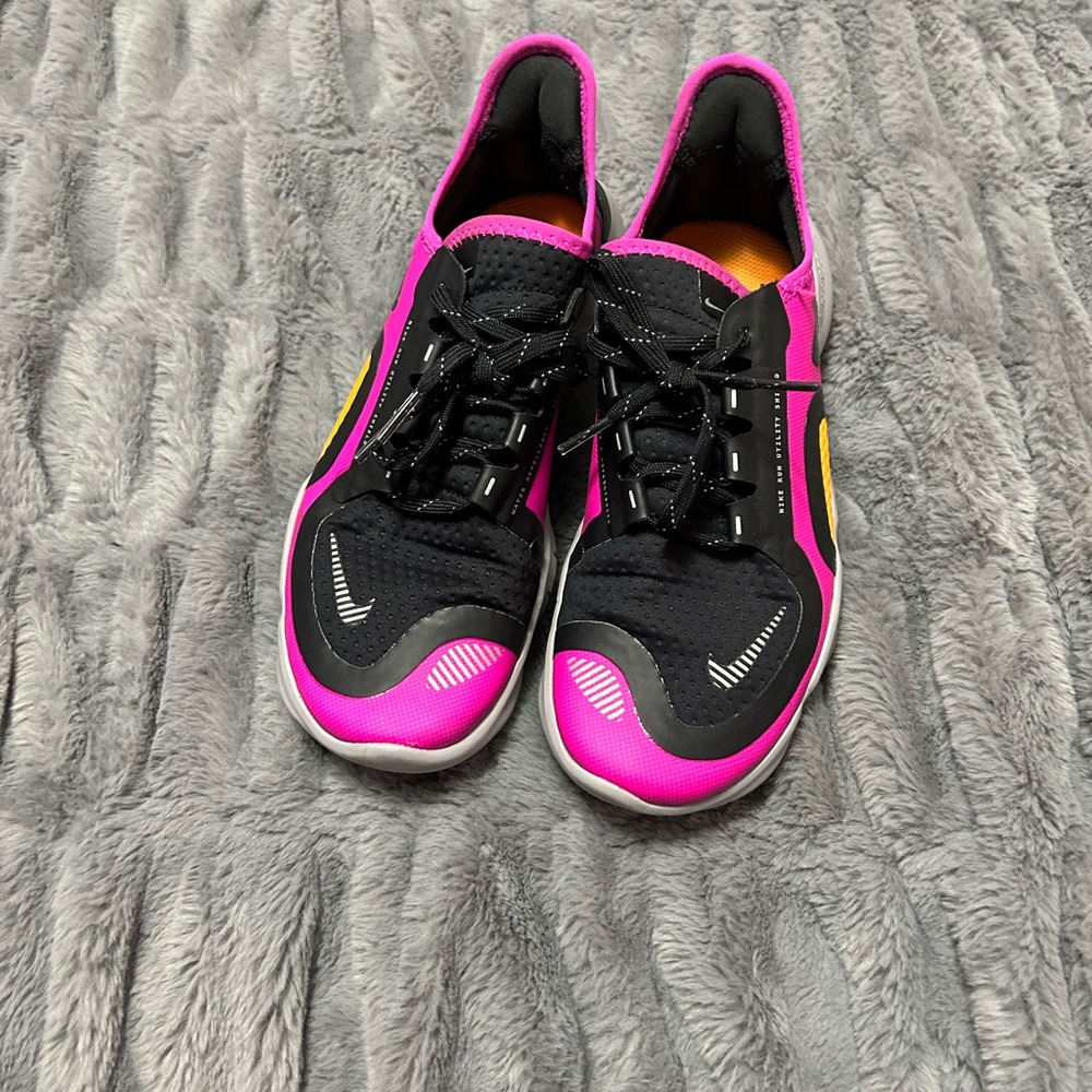 NIKE RUN UTILITY WOMENS SIZE 7 SHOES.